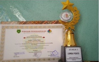Siswi SMAN 5 Juara I Lomba Pidato Kompetisi Ekonomi Kreatif